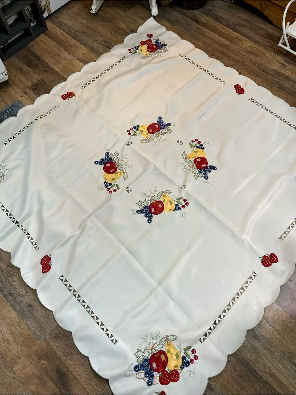 Vintage 7-Piece Embroidered Fruit Tablecloth Set with 6 Matching Napkins, 50